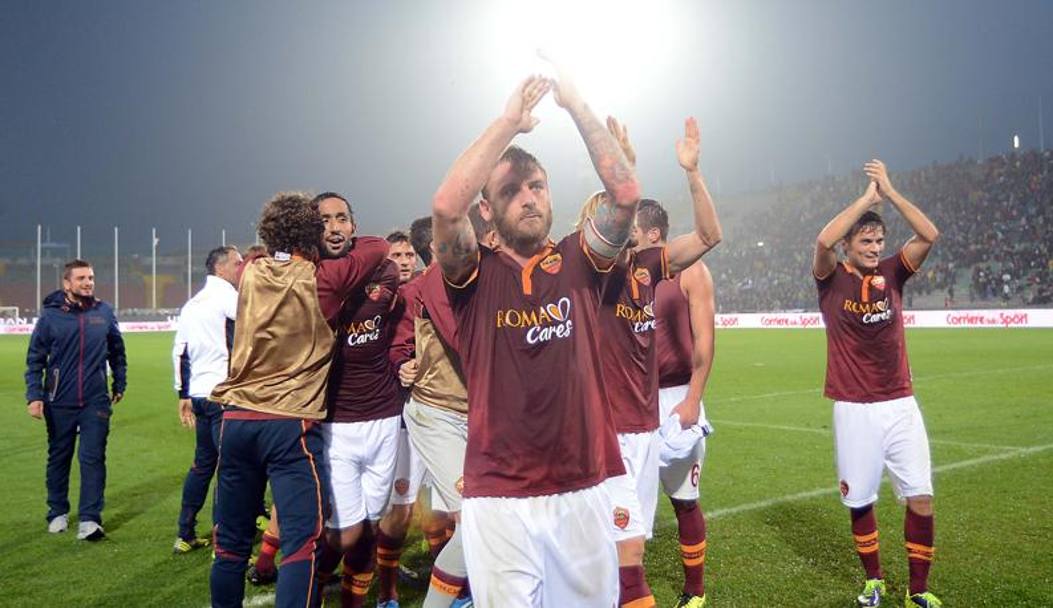 Daniele De Rossi esulta alla fine della partita. Nonostante l&#39;assenza di Totti, la Roma ha portato a casa un&#39;importantissima vittoria. 